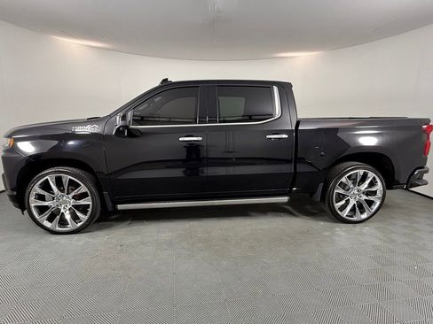 Used 2019 Chevrolet Silverado 1500 High Country w/ Technology Package AWD/4WD image 2