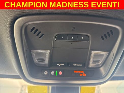 Used 2022 Chevrolet Traverse LT image 18