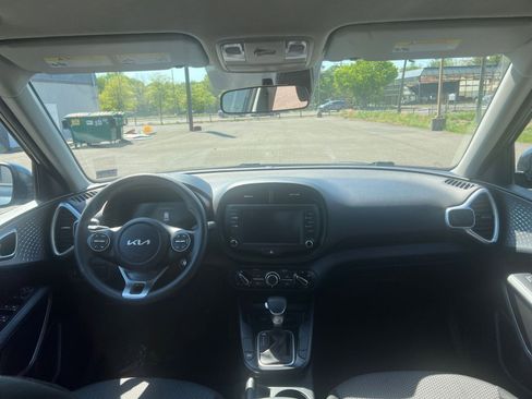 Used 2025 Kia Soul LX w/ LX Technology Package FWD image 31