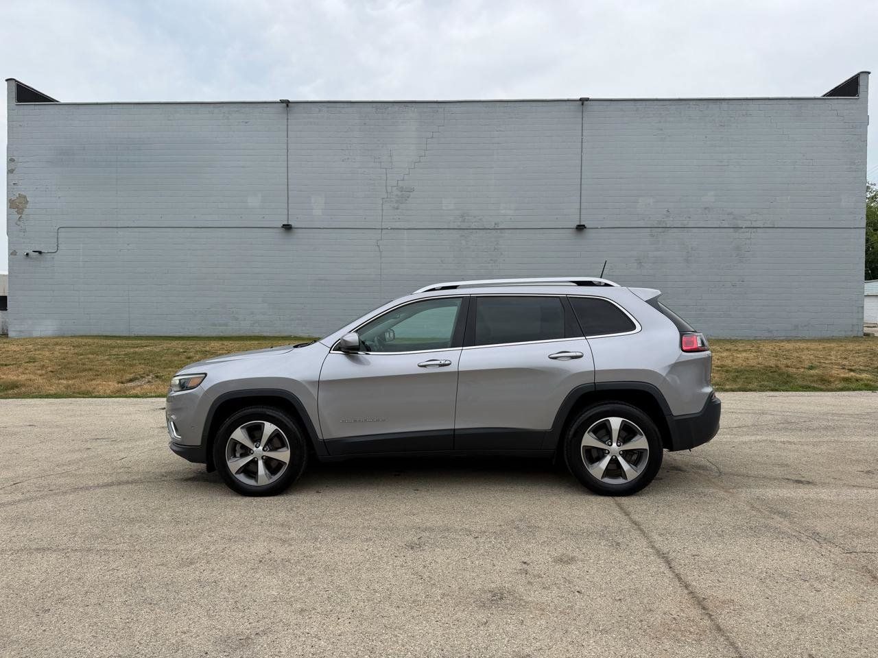Used 2021 Jeep Cherokee Limited w/ Elite Package AWD/4WD image 4