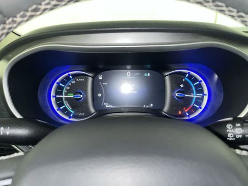 Used 2023 Chrysler Pacifica Touring-L image 17