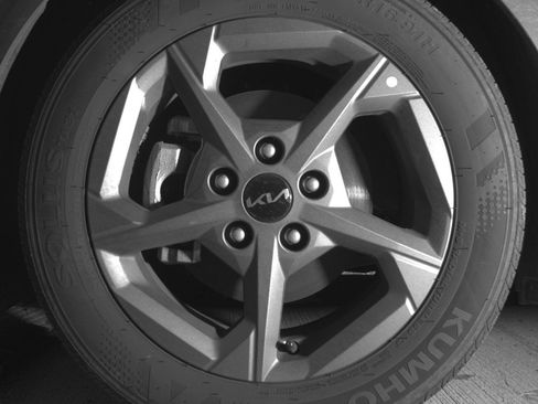 Used 2025 Kia K4 LXS image 12