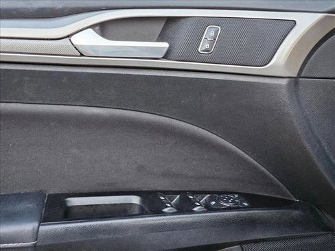 Used 2017 Ford Fusion SE w/ Fusion SE Technology Package image 9