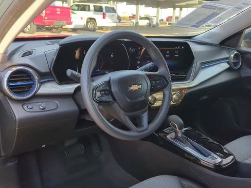 Certified 2025 Chevrolet Trax LT image 4