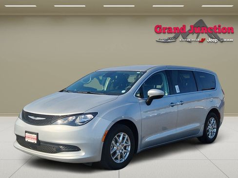 Used 2023 Chrysler Voyager LX FWD image 3