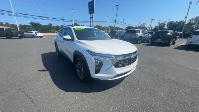 Used 2025 Chevrolet Trax LT w/ Driver Confidence Package FWD image 2