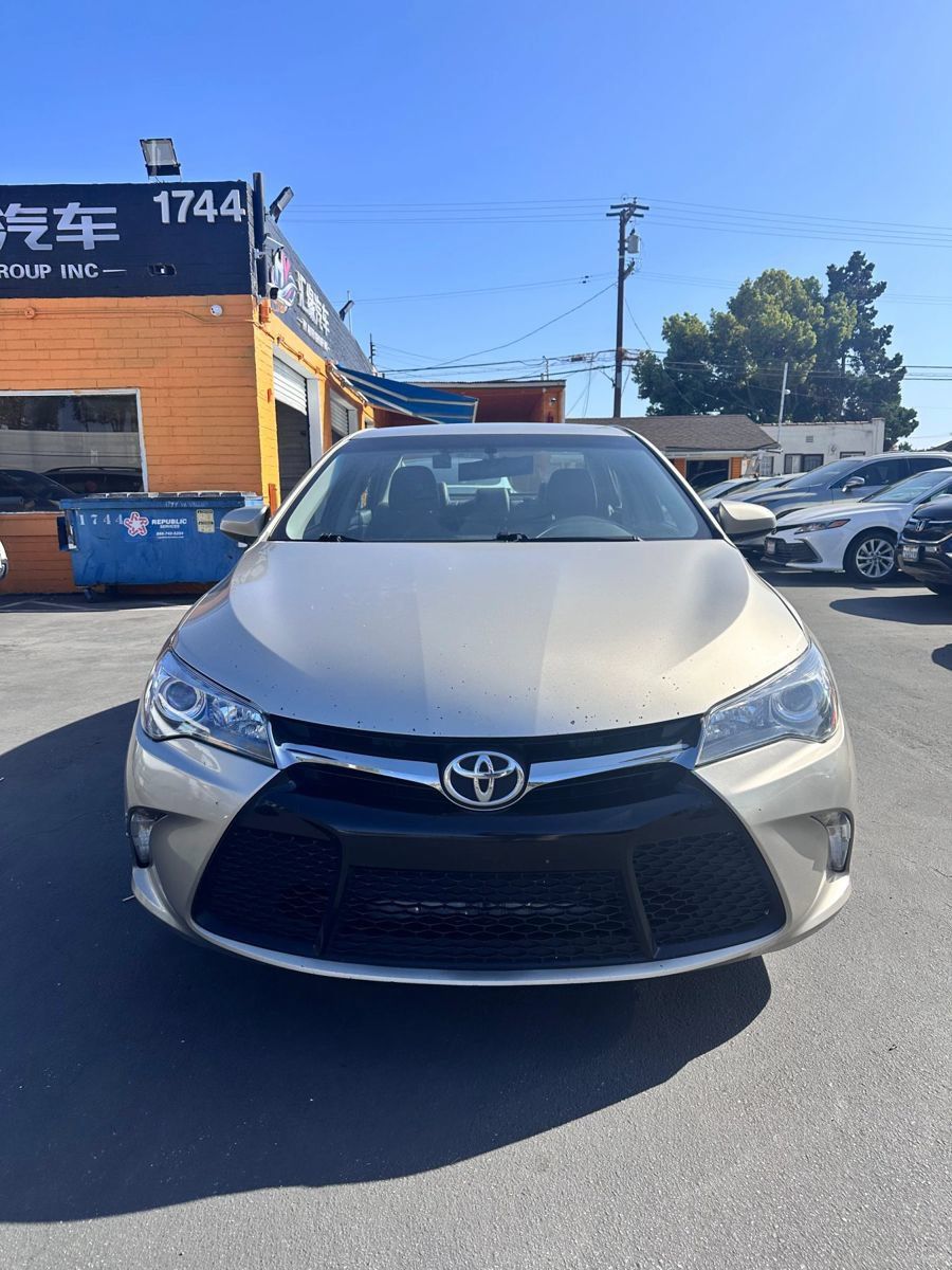 Used 2015 Toyota Camry SE FWD image 2
