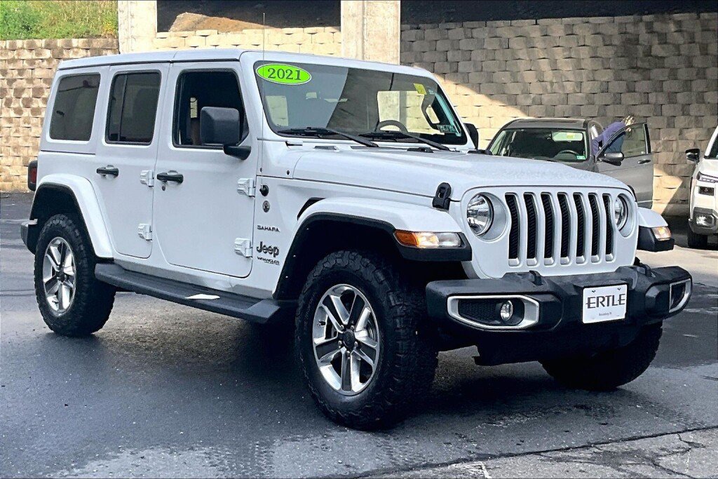 Used 2021 Jeep Wrangler Unlimited Sahara w/ Dual Top Group AWD/4WD image 18
