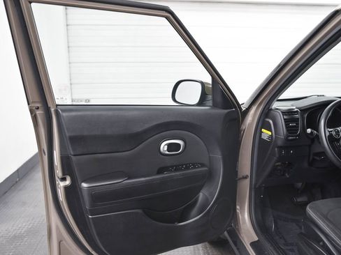 Used 2015 Kia Soul image 9