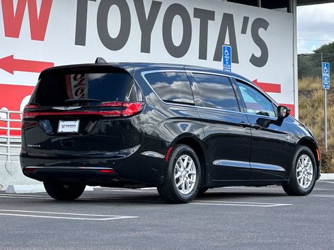 Used 2023 Chrysler Pacifica Touring-L FWD image 5
