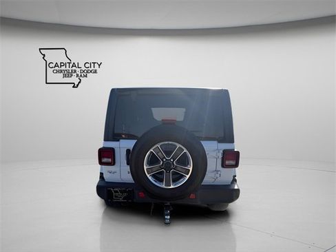 Used 2018 Jeep Wrangler Unlimited Sahara image 9