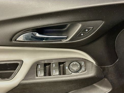 Used 2018 Chevrolet Equinox LS FWD image 15