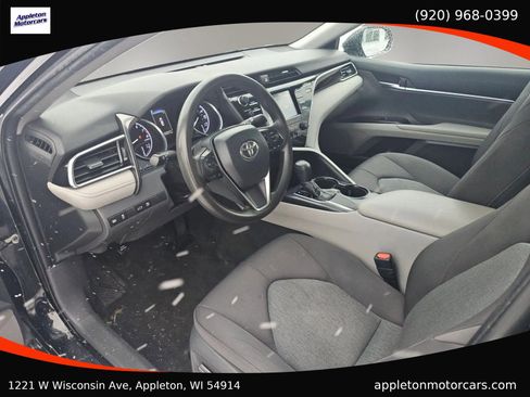 Used 2018 Toyota Camry LE image 11