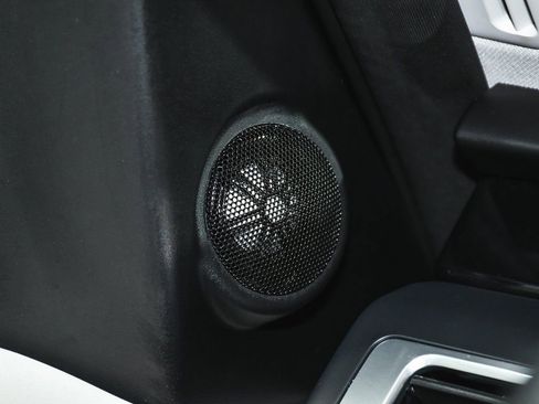 Used 2025 Land Rover Discovery S image 32