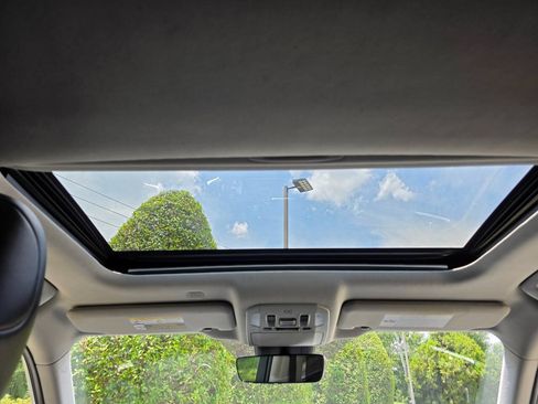 Used 2021 Toyota Highlander XLE AWD/4WD image 25