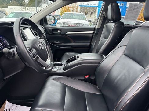 Used 2019 Toyota Highlander XLE image 16