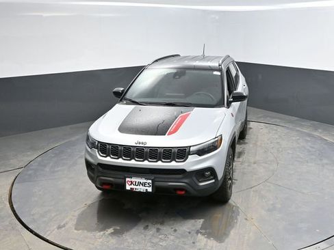 Used 2025 Jeep Compass Trailhawk image 35