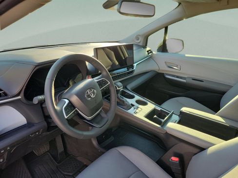 Used 2025 Toyota Sienna XLE image 10