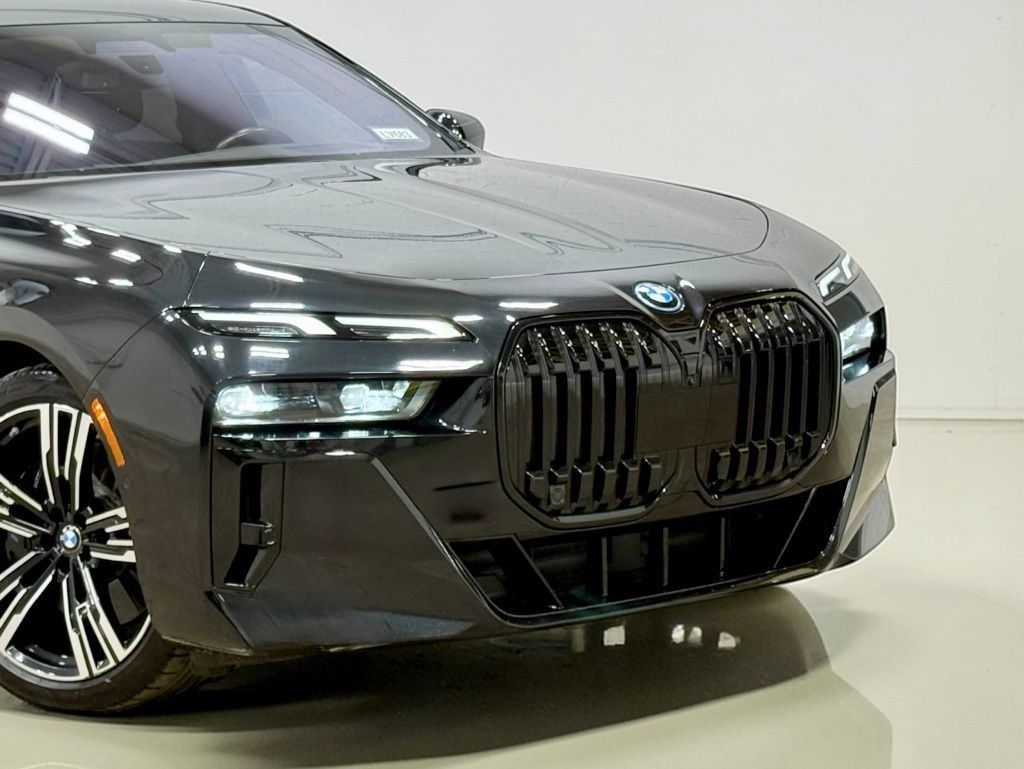 Used 2023 BMW i7 xDrive60 AWD/4WD image 5