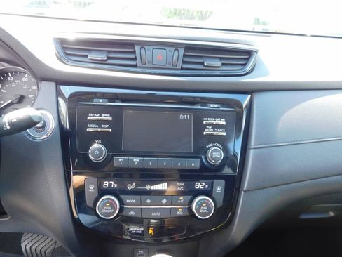 Used 2017 Nissan Rogue SV AWD/4WD image 11