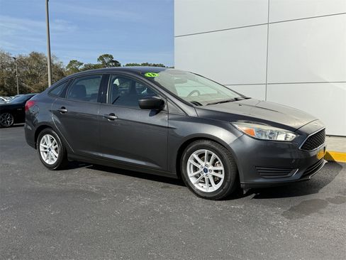 Used 2018 Ford Focus SE image 2