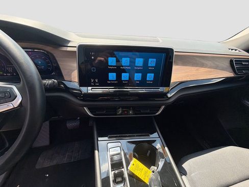 Used 2024 Volkswagen Atlas SE image 28