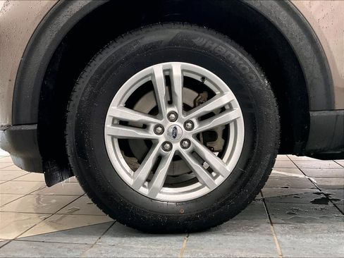 Used 2021 Ford Explorer XLT w/ Equipment Group 202A image 7