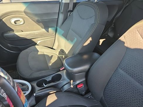 Used 2015 Kia Soul + image 18