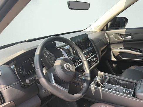 Used 2025 Nissan Pathfinder Platinum AWD/4WD image 9