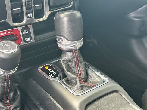 Used 2022 Jeep Gladiator Rubicon w/ Cold Weather Group AWD/4WD image 31