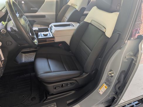 Used 2025 GMC Hummer EV 2X AWD/4WD image 16