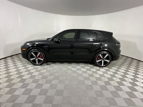 Used 2025 Porsche Cayenne Turbo image 2