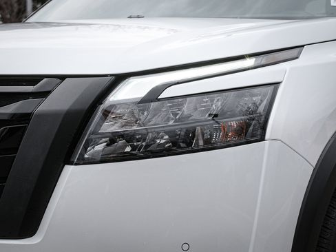 Used 2025 Nissan Pathfinder Platinum image 6