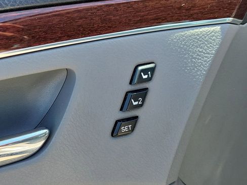 Used 2010 Toyota Avalon Limited image 19