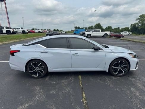 Used 2023 Nissan Altima 2.5 SR FWD image 2