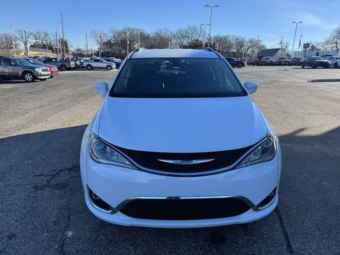 Used 2019 Chrysler Pacifica Touring-L image 2