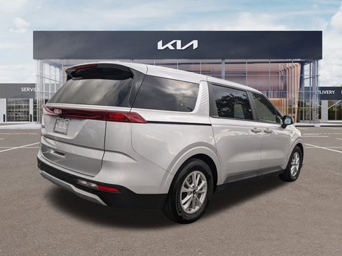 Certified 2023 Kia Carnival LX image 4