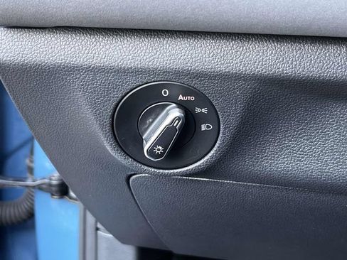 Used 2025 Volkswagen Jetta SE FWD image 21