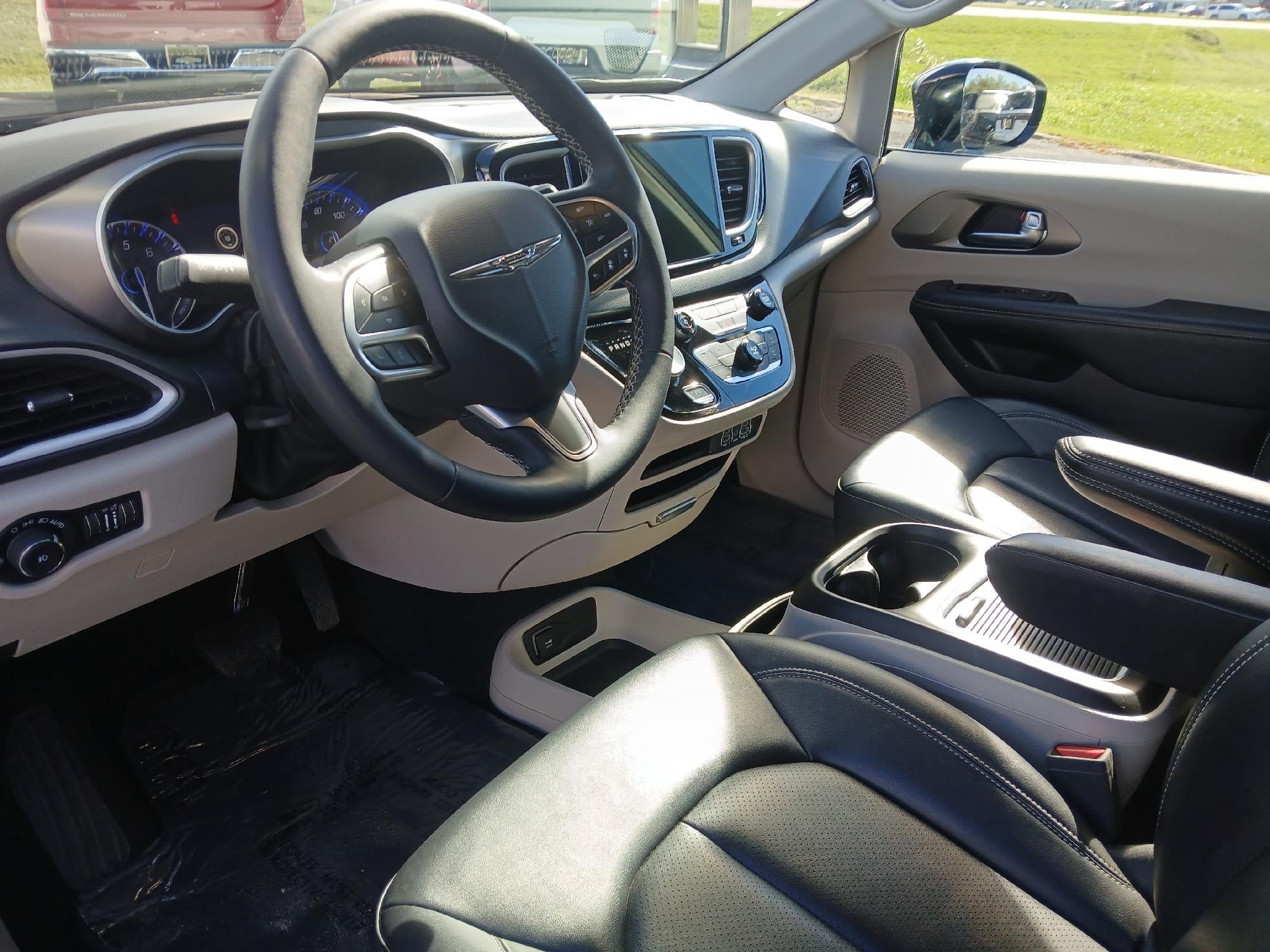 Used 2024 Chrysler Pacifica Touring-L FWD image 11