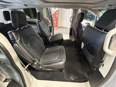Used 2023 Chrysler Pacifica Limited image 42