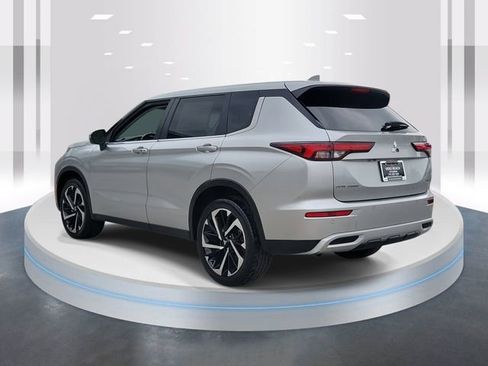 Used 2024 Mitsubishi Outlander SE image 3