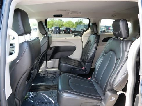 Used 2024 Chrysler Pacifica Touring-L FWD image 8