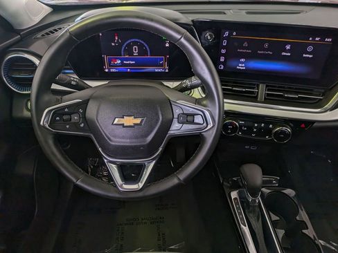 Used 2025 Chevrolet Trax LT w/ LT Convenience Package FWD image 32