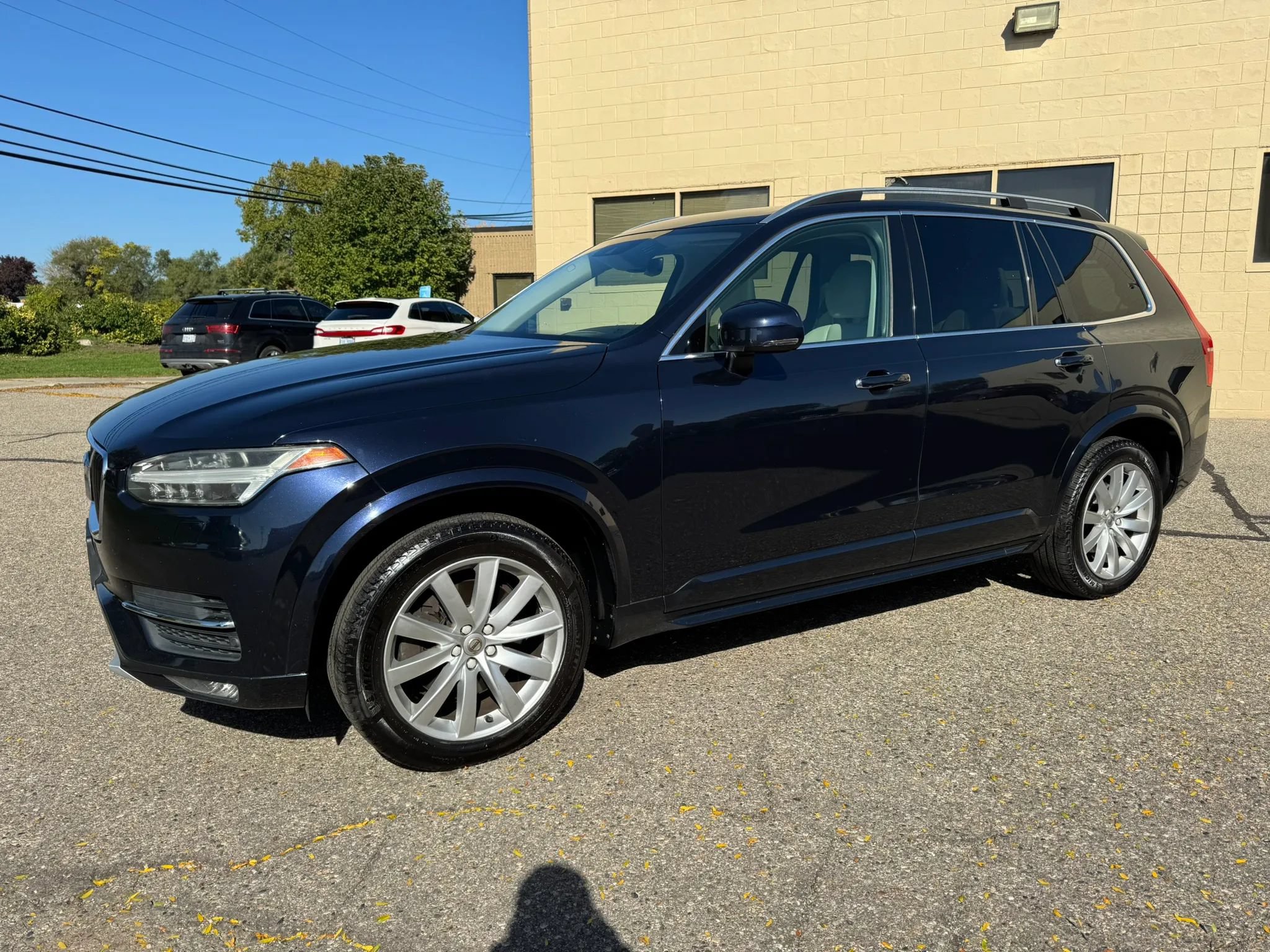 Used 2016 Volvo XC90 T6 Momentum w/ Momentum Plus Package AWD/4WD image 4