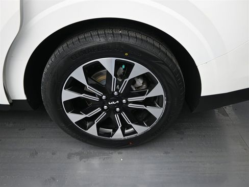 Used 2022 Kia Carnival EX image 21