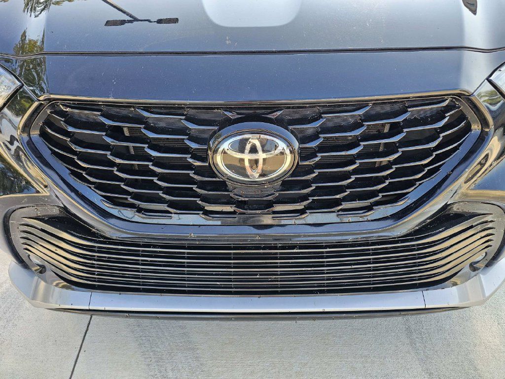 Used 2023 Toyota Highlander XSE FWD image 6