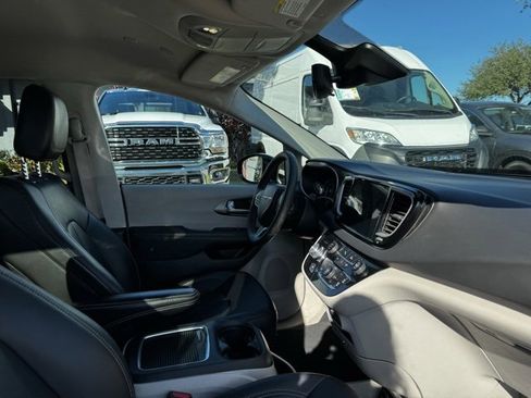 Used 2024 Chrysler Pacifica Touring-L image 10