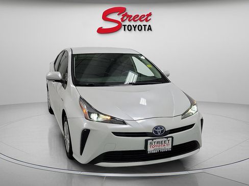 Used 2022 Toyota Prius L Eco image 3