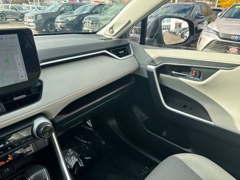Used 2025 Toyota RAV4 Limited image 32