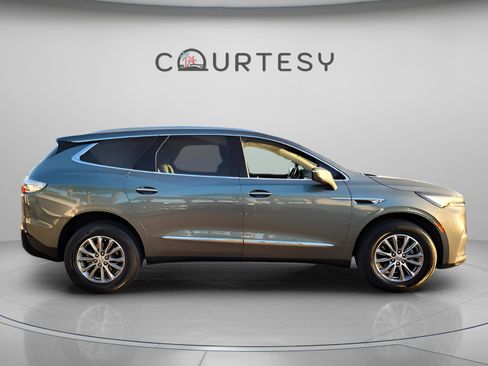 Used 2023 Buick Enclave Essence image 6